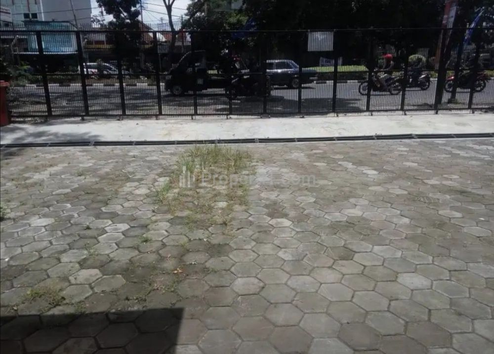 Carport / Halaman Parkir Luas