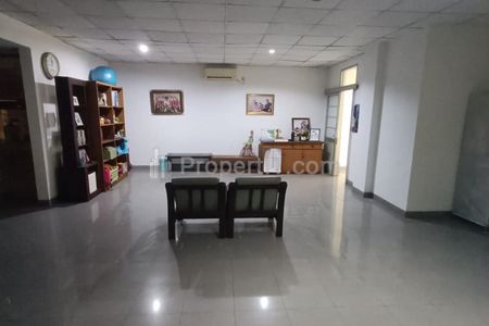 Jual Rumah 2 Lantai dengan Luas Bangunan 300m2 di Pancoran Barat Jakarta Selatan
