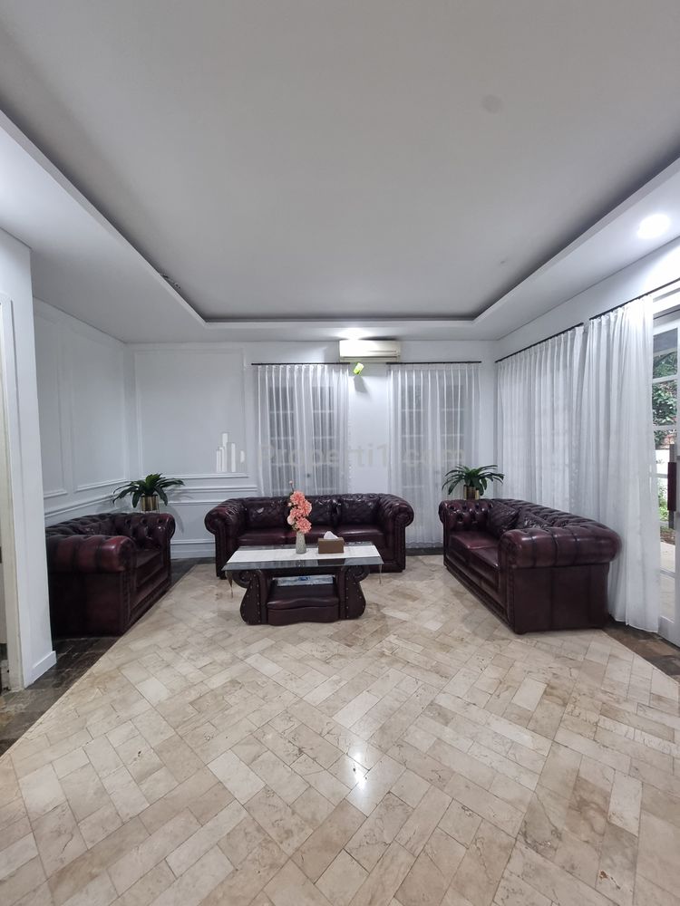 Disewakan Rumah Besar dengan Garden & Private Pool di Pondok Indah Jakarta Selatan