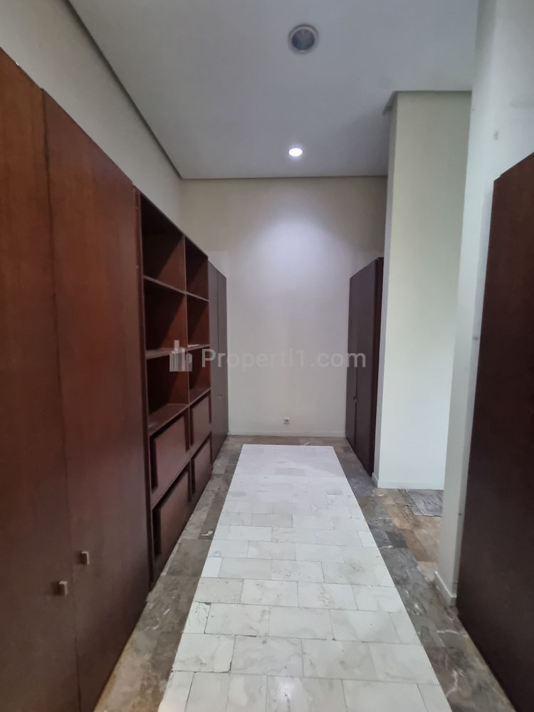 Disewakan Rumah Besar dengan Garden & Private Pool di Pondok Indah Jakarta Selatan