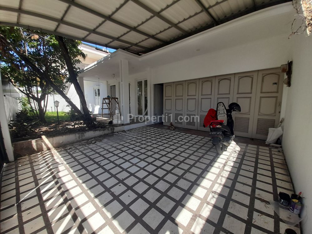 Sewa Murah Rumah Siap Huni Simprug, Ada Kolam Renang, Dekat Senayan, Sudirman, Hang Tuah, Permata Hijau, Kebayoran Lama, Jakarta Selatan