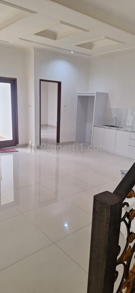 Disewakan Rumah Mewah 2 Lantai di Jakarta Selatan - Semi Furnished dan di Kawasan Cilandak