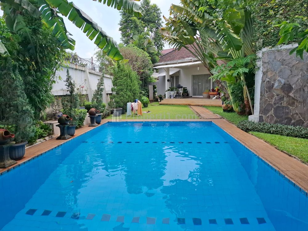 Sewa Rumah di Kemang Jakarta Selatan Ada Kolam Renang - 4 Kamar Tidur Furnished