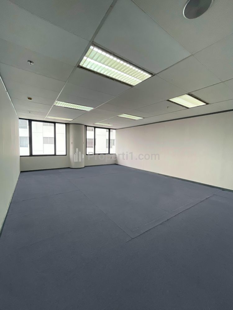 Sewa Ruang Kantor 70m² di Pusat Kota Surabaya dengan Harga Kompetitif!
