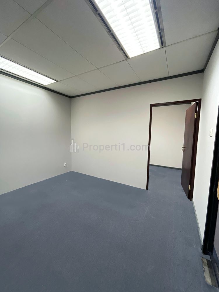 Sewa Ruang Kantor 70m² di Pusat Kota Surabaya dengan Harga Kompetitif!