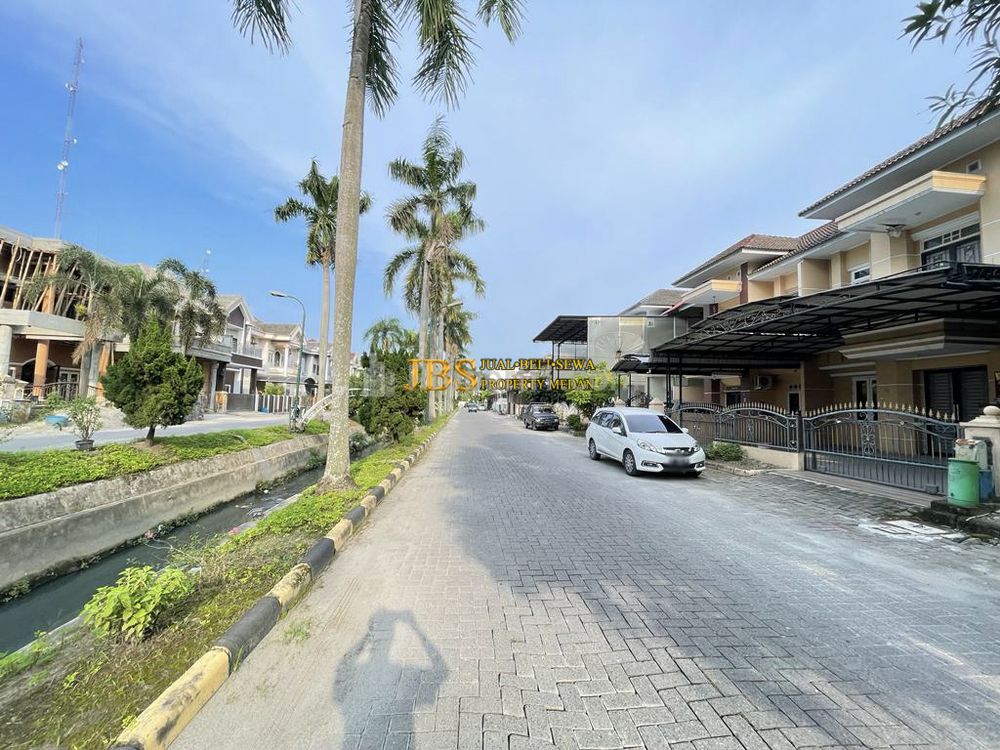 Dijual Rumah 2 Tingkat di Komplek Cemara Hijau Medan Blok J ( Boulevard Utama Komplek )