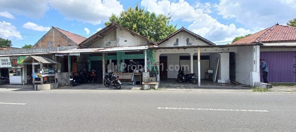 Dijual Tanah Murah Strategis Bonus Bangunan Pinggir Jalan Sidokarto Godean Km. 7 Yogyakarta
