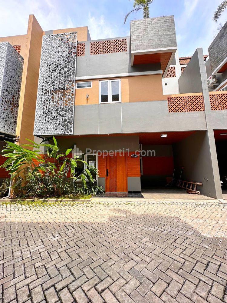 Jual Rumah Bonus Rooftop Strategis di Area Jagakarsa, Jakarta Selatan