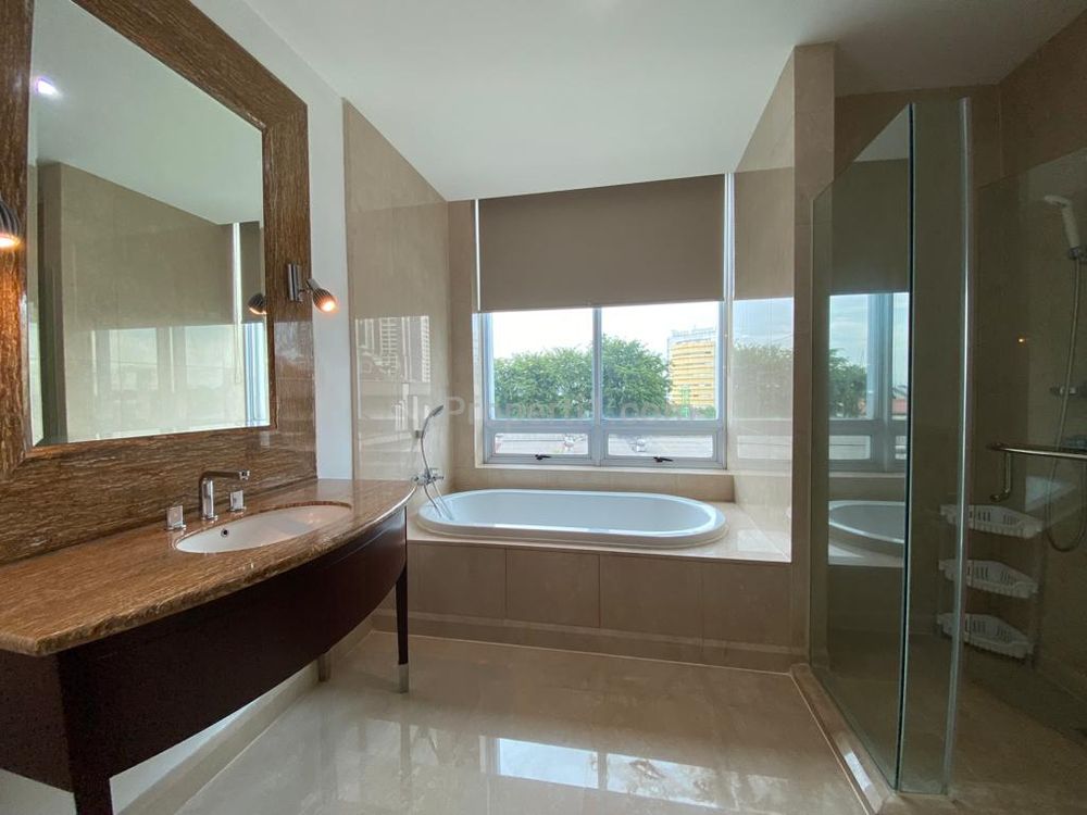 For RENT Apartment Lux Furnish at Pakubuwono View Type 2+1 BR
