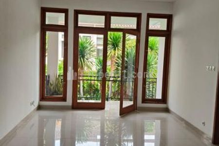Sewa Rumah di Kemang Jakarta Selatan - 4+2 BR Semi Furnished + Swimming Pool