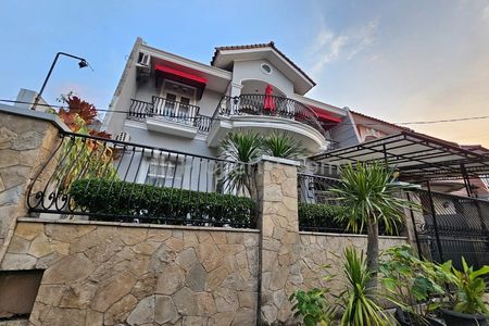 Dijual Rumah Lokasi Strategis Dekat Mall Cinere Depok