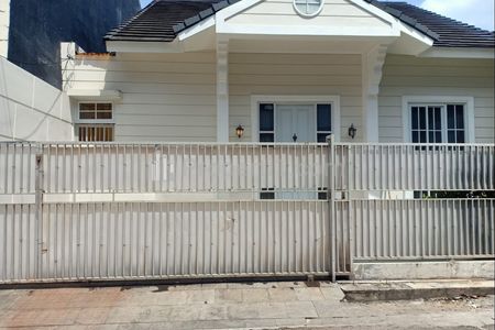 Dijual Rumah Modern Classic Full Furnished Dekat Living Plaza Cinere