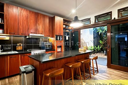 DIJUAL RUMAH MINIMALIS SEMI FURNISH 2,5 LANTAI SIAP HUNI DI REMPOA, TANGERANG SELATAN