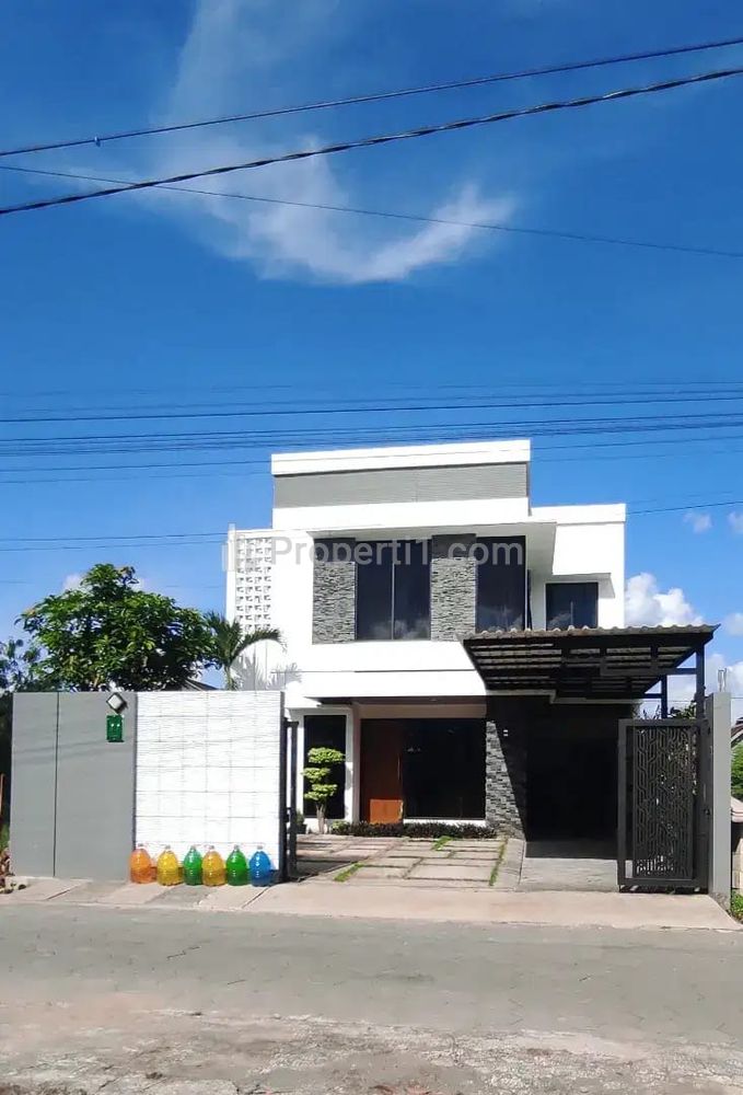 Dijual Rumah Baru Modern Kolam Renang Tanah Luas di Maguwoharjo Yogyakarta