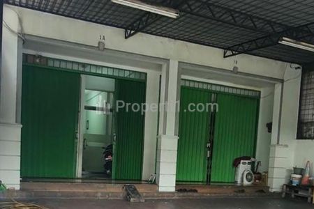 Parkiran luas bisa sampai 4 mobil