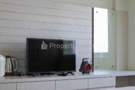 Kamar tidur bersih lengkap dengan TV, rak TV, meja