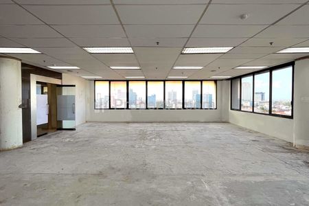 Sewa Ruang Kantor 108m2 di Surabaya Pusat dengan Harga Terjangkau!