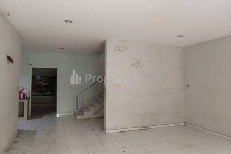 Dijual Rumah Kondisi Tua di Green Ville, Jakarta Barat Luas 144m2