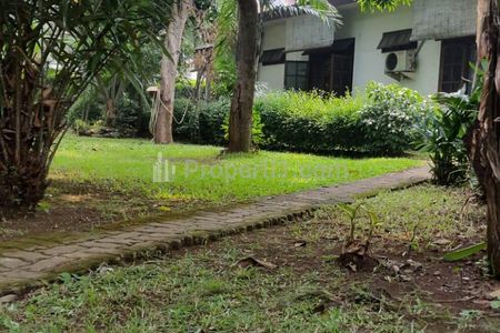 Jual Murah Rumah Lama Hitung Tanah Luas 1100 m2 SHM Dalam Komplek Perumahan Raya Panjang, Kebon Jeruk, Jakarta Barat