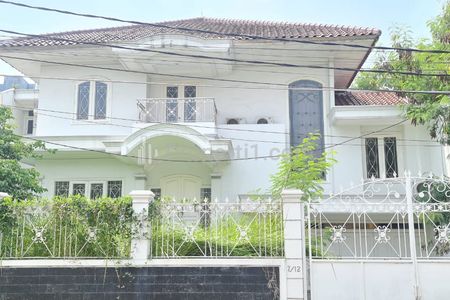 Dijual Rumah di Taman Lebak Bulus Jakarta Selatan, 3+2 BR Lokasi Strategis, Luas, Terawat