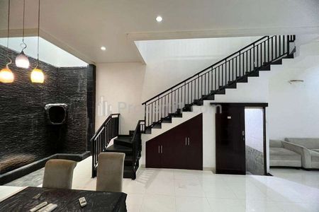 Rumah Sewa Hook Area Gandaria Jakarta Selatan, 100 Meter ke Fatmawati Raya