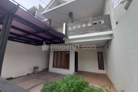 Sewa Rumah Siap Huni, Akses Dua Mobil Lega, Strategis 3+2 BR di Bendungan Hilir, Dekat Sudirman Thamrin, Tanah Abang, Jakarta Pusat