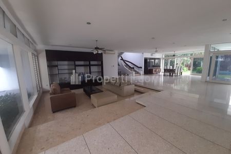 Sewa Murah Rumah Besar Siap Huni, Akses Jalan Lebar, Ada Kolam Renang di Permata Hijau Simprug, Dekat Senayan, Slipi, Kebayoran Lama, Jakarta Selatan