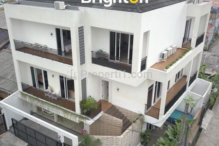 Dijual Rumah Hoek 3 Lantai Modern Tropis Jatibening Bekasi, Harga Turun 800 Juta