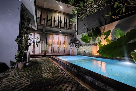Suasana malam kolam renang