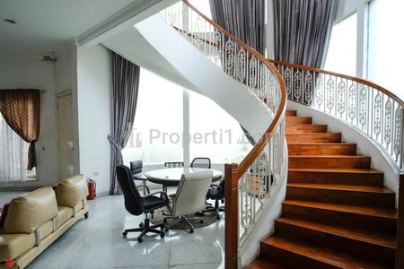 Dijual Rumah 2 Lantai dengan 4 Kamar Tidur dan 5 Kamar Mandi Siap Huni di Taman Kebon Jeruk Intercon, Jakarta Barat