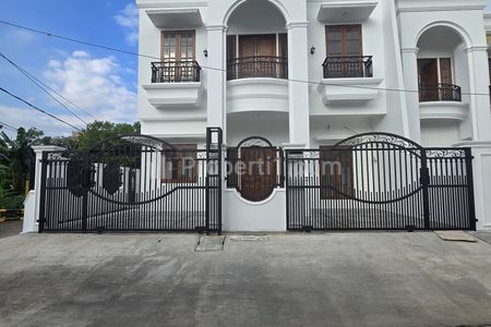 Jual Rumah Design Klasik Modern di Duren Sawit Jakarta Timur