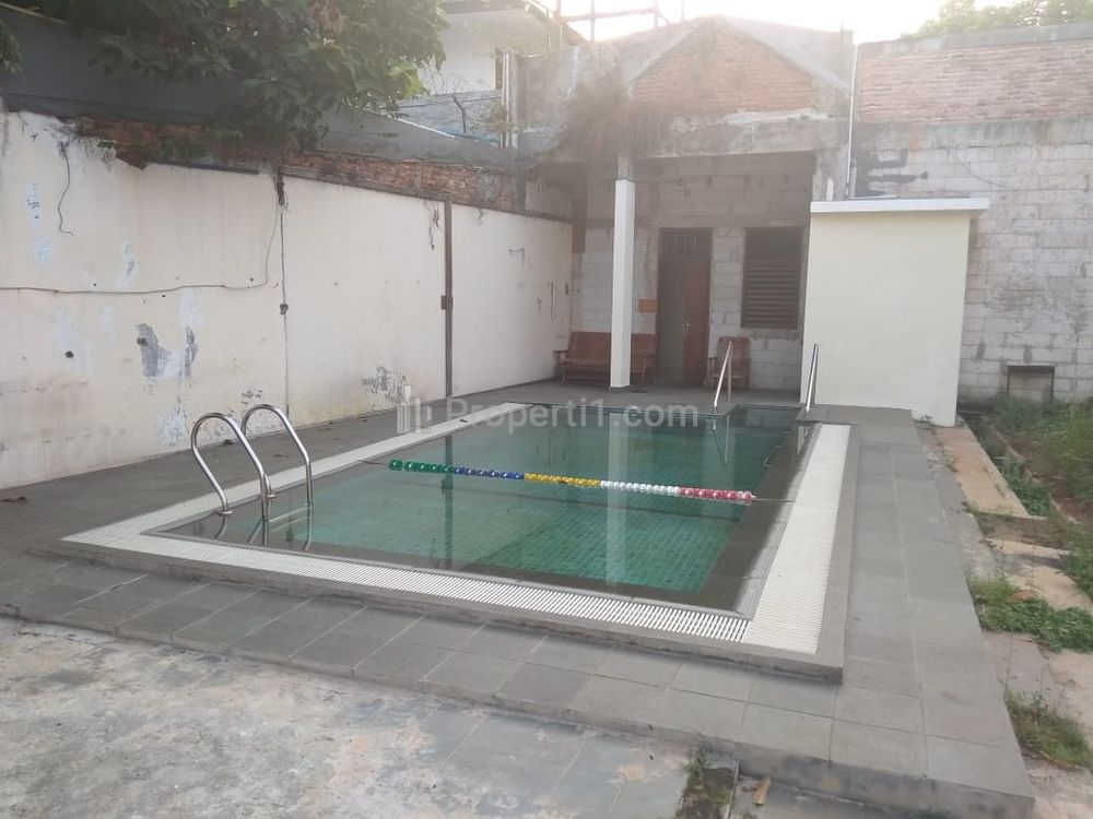 Dijual Rumah Mewah Luas di Kebon Jeruk, Kelapa Dua, Jakarta Barat