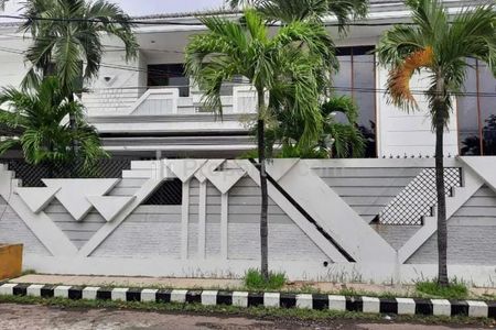 Dijual Rumah Mewah 2 Lantai di Dharmahusada Indah Utara, Surabaya Timur