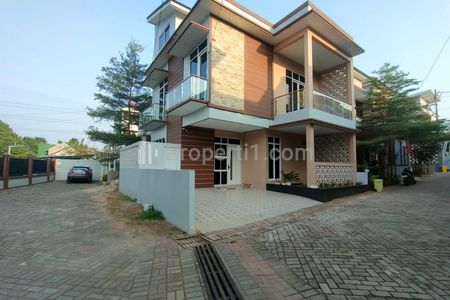 Dijual Rumah Baru 2.5 Lantai Hook, Dekat AlAzhar Cibubur, Toll LRT Cibubur, Trans Studio di Ciracas, Jakarta Timur