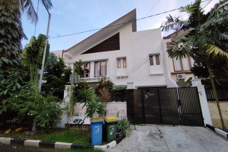 Disewakan Rumah di Kuningan Setiabudi Jakarta Selatan  3 Kamar Semi Furnished + Kolam Renang