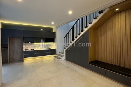Jual Rumah Mewah 2 Lantai di Setraduta, Bandung