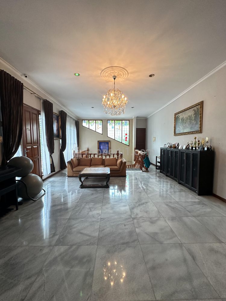 Dijual Rumah di Pondok Indah Jakarta Selatan Dekat PIM - 7 Kamar Tidur Ada Kolam Renang