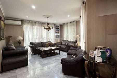 Dijual Rumah di Pondok Indah Jakarta Selatan Dekat PIM - 7 Kamar Tidur Ada Kolam Renang