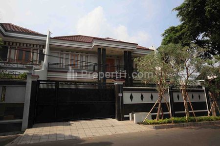 Dijual Cepat Rumah Luas dengan Lift di Kebon Jeruk, Kelapa Dua, Jakarta Barat