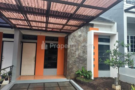 Tampak depan ada carport 