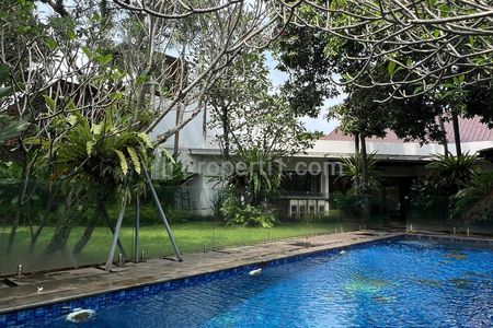 Turun Harga! Jual Rumah Modern Ada Kolam Renang di Pejaten Jakarta Selatan