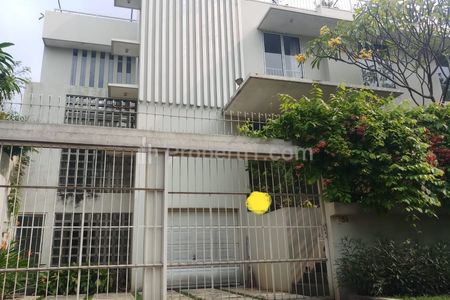 Sewa Rumah Siap Huni Ada Kolam Renang di Area Kuningan, Dekat Tebet, Rasuna Said, Belakang RS Medistra, Jakarta Selatan