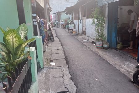 Jual Cepat Nego Rumah Tua SHM Akses Motor Luas 125 m2, Cocok Bangun Kost-Kostan, Belakang Hotel Haris, Tebet, Saharjo, Jakarta Selatan