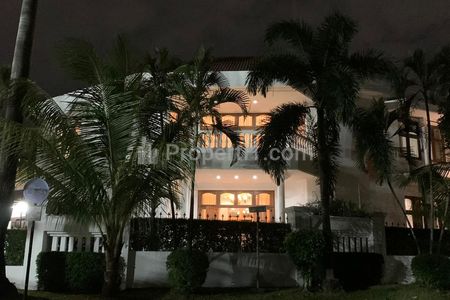 Jual Cepat Nego Rumah SHM Huk Bawah NJOP Kolam Renang Luas 875 m2 Bangunan 500 m2 Dua Lantai di Pondok Indah, Kebayoran Lama, Jakarta Selatan