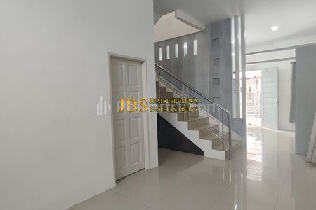 Dijual Cepat!! Rumah 2,5 Tingkat di Komplek Grand Legian Jalan Kapten Muslim - Medan