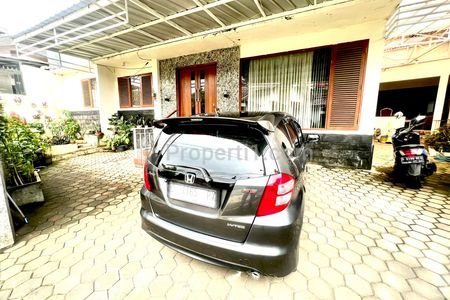 Tampak depan carport luas