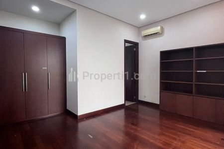 Sewa Rumah di Senopati Kebayoran Baru Jakarta Selatan - 4 Kamar Tidur Semi Furnished