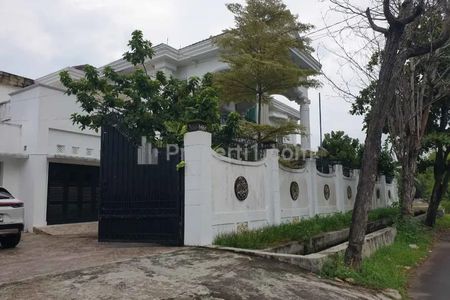 Dijual Rumah Mewah Eropa Modern Kolam Renang Tanah Luas di Wirosaban Yogyakarta