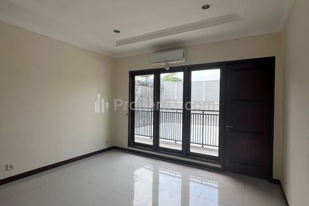 Sewa Rumah di Kuningan Jakarta Selatan ada Kolam Renang dan Taman - 4 Kamar Tidur Furnished