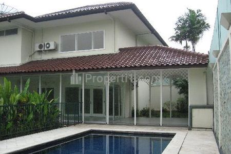 Sewa Rumah di dalam Compound Pondok Indah Jakarta Selatan Ada Kolam Renang dan Taman - 4 Kamar Tidur Semi Furnished